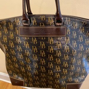 😍 Beautiful Dooney & Bourke large handbag